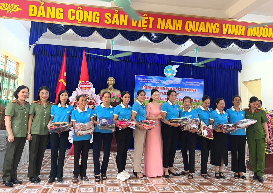 Hội phụ nữ Phòng Tổ chức cán bộ - CATP: Tặng áo dài cho chị em khó khăn ở huyện Vĩnh Bảo